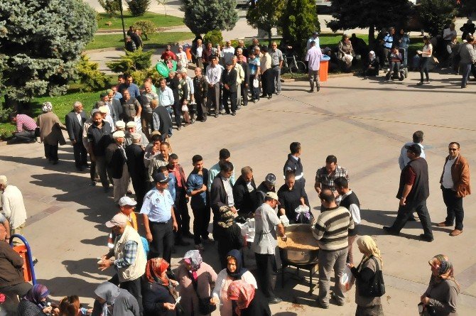 Akşehir Belediyesi’nden aşure ikramı