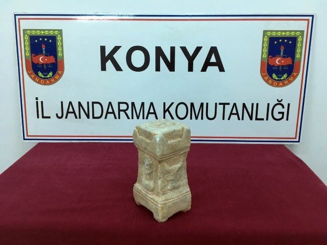 Jandarma Helenistik Dönem’e ait sunaklı mezar steli ele geçirdi