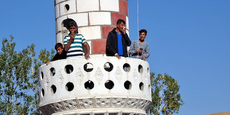 Telefonla konuşmak için minareye çıkıyorlar