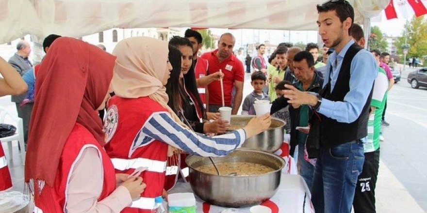 Sivas’ta Kızılay bin kişilik aşure dağıttı