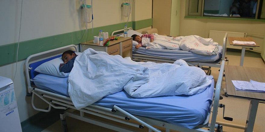 Gıda zehirlenmesi şüphesiyle 61 öğrenci hastaneye kaldırıldı