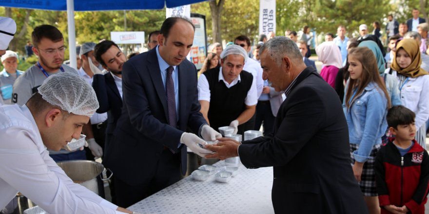Başkan Altay’dan öğrencilere aşure ikramı