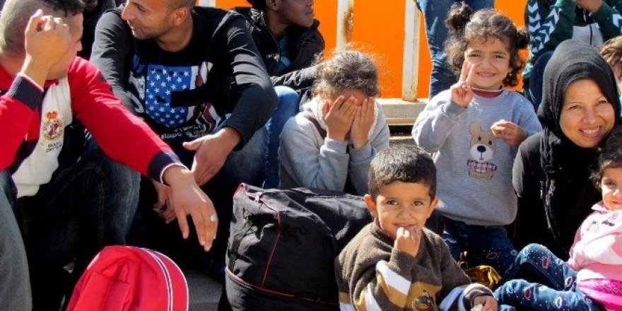 Sığınmacılar Sahil Güvenliği görünce denize atladı