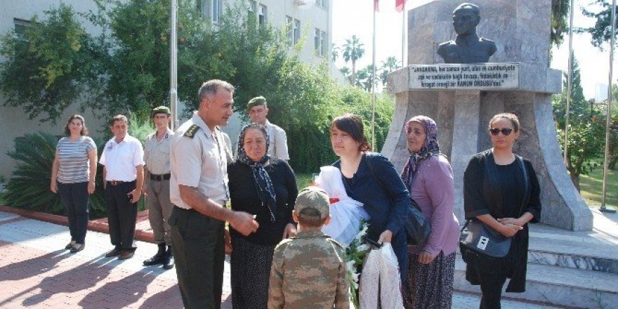 Şehit annesi: “Ben evladımın kokusunu sizlerden alıyorum"