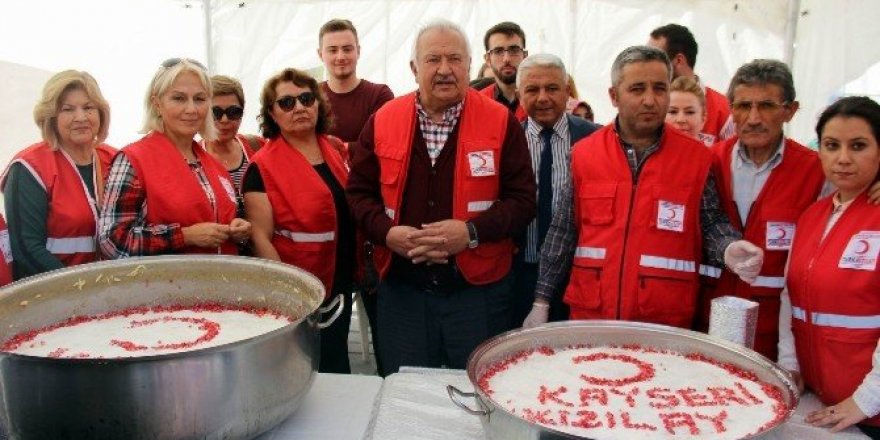 Kızılay bin 500 kişilik aşure dağıttı