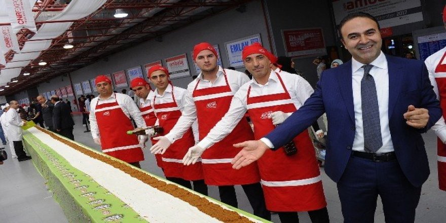 ’Dünyanın En Uzun Çiğ Köfte Dürümü Rekoru’ 231 metreyle kırıldı