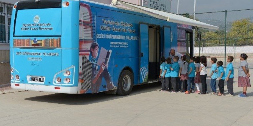 Gezici kütüphane, kitapları çocuklara ulaştırmaya devam ediyor