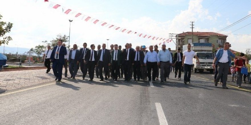 Akhisar’da 10 mahallenin yol sorunu çözüldü