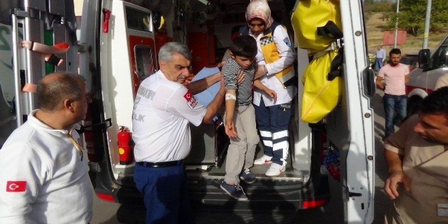 Yedikleri yemekten zehirlendiği iddia edilen 50’den fazla öğrenci hastaneye kaldırıldı