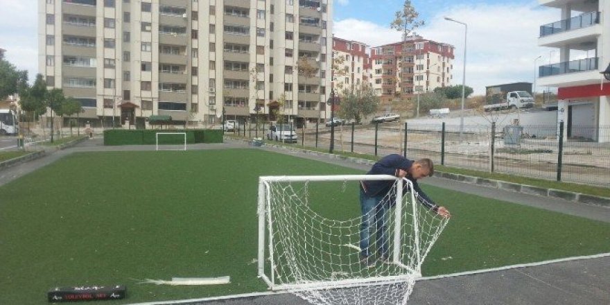 Özgür çocuk parkına zarar verildi