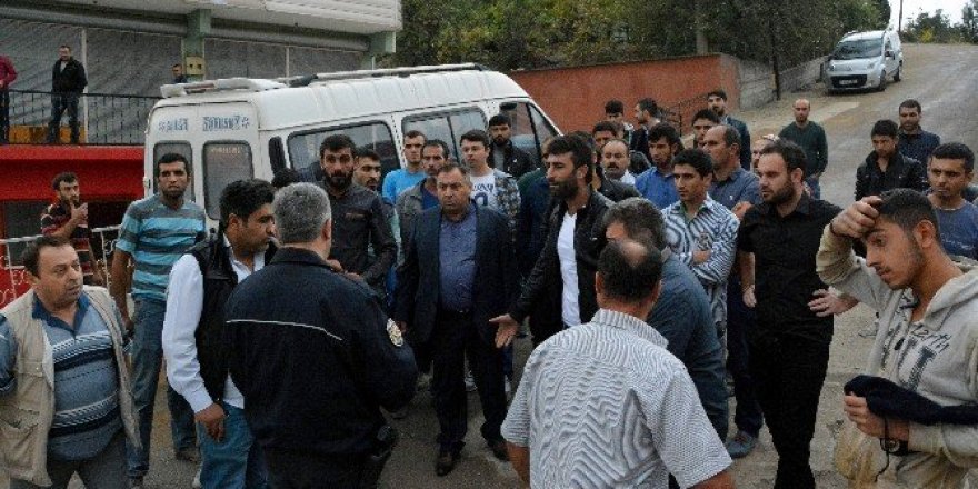 Paralarını alamadıklarını iddia eden işçilerden okul önünde eylem