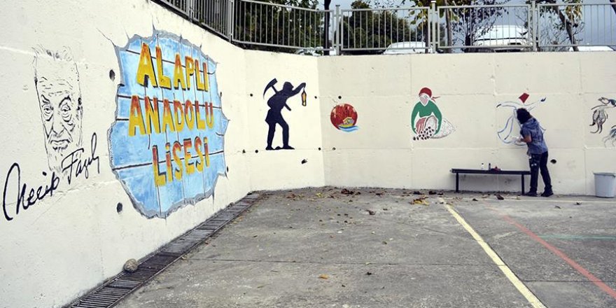 Temizlik görevlisinin fırçasından çıkan resimler okulu renklendirdi