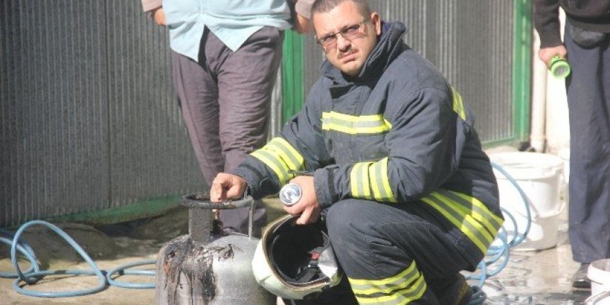Alev alan mutfak tüpü korkuttu