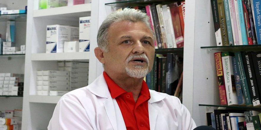 Eczanesine gelenlere hem ilaç hem de kitap veriyor