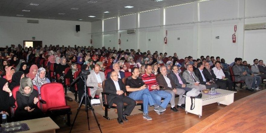 İlahiyat Fakültesinde okuma yöntemleri konulu konferans verildi