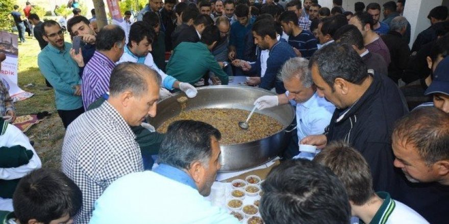 Eğitim Bir-Sen’den aşure dağıtımı