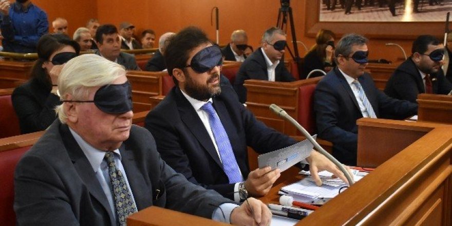 Meclis toplantısına gözleri kapalı ve ellerinde beyaz bastonla katıldılar