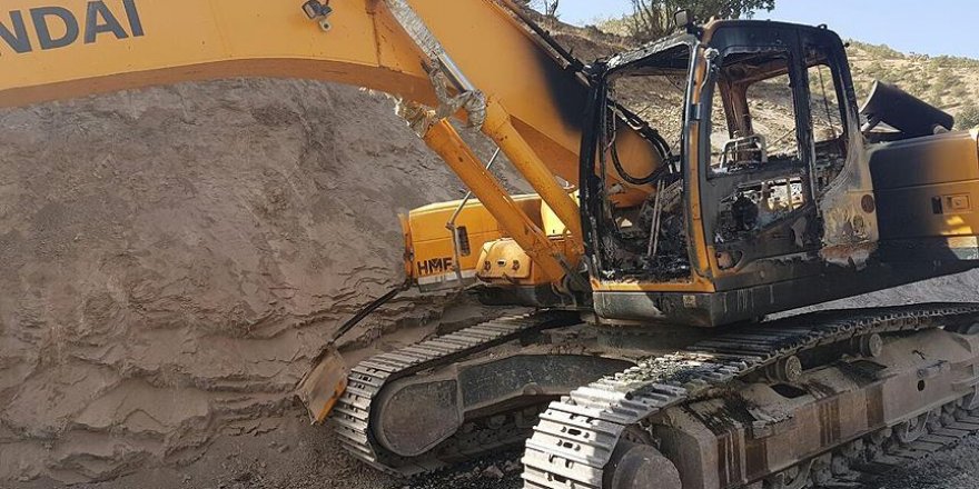 Yaktıkları iş makinesinin çevresine patlayıcı tuzakladılar