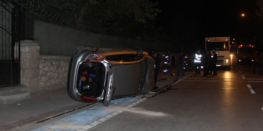 Otomobil kaldırımda bekleyen yayalara çarptı: 1 ölü, 5 yaralı