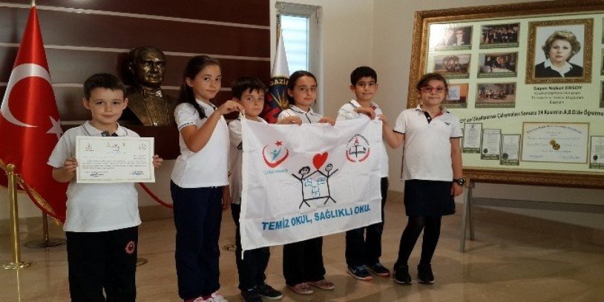 Gaziantep Kolej Vakfı İlkokulu’na beyaz bayrak