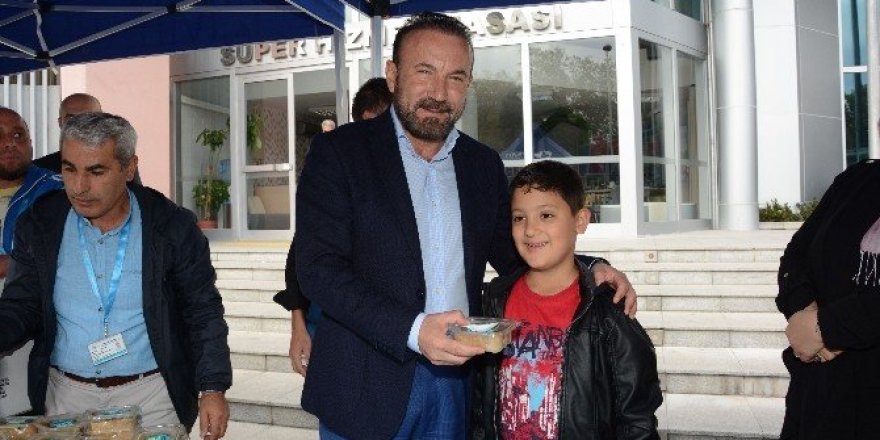 İzmit Belediyesi 6 bin 500 aşure dağıttı