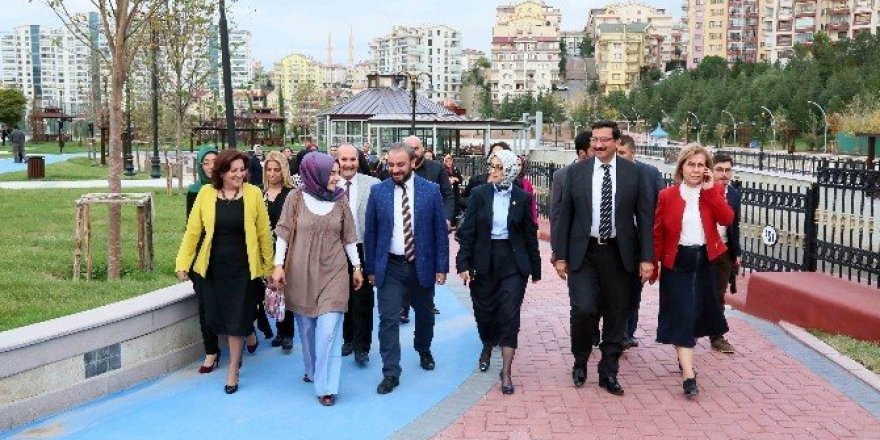 Lütfiye Çam, kadın girişimcilere sertifikalarını verdi