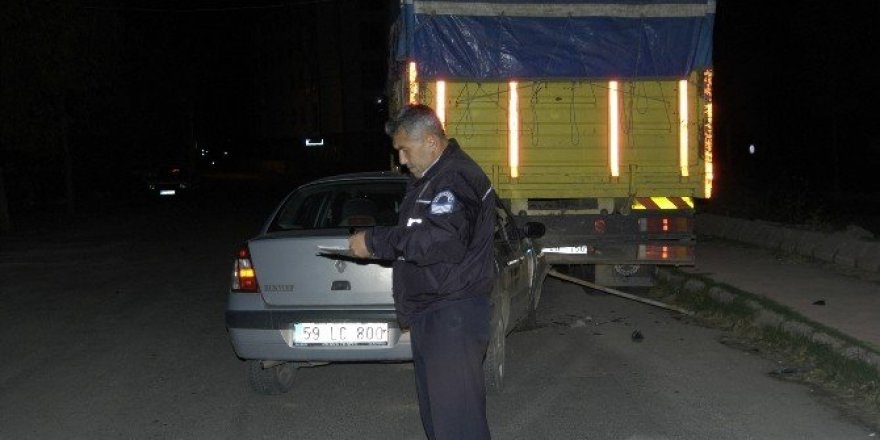 Otomobil park halindeki kamyona arkadan çarptı: 2 yaralı
