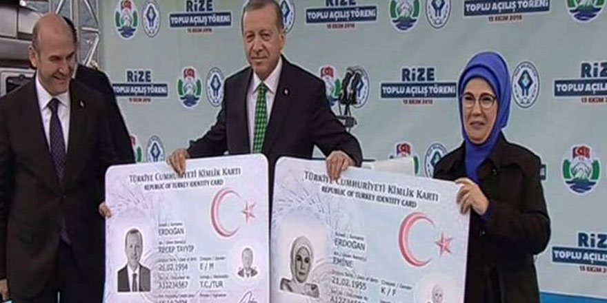 Erdoğan yeni kimlik kartını Soylu'nun elinden aldı