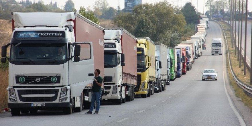 Kapıkule’de 3 kilometre TIR kuyruğu