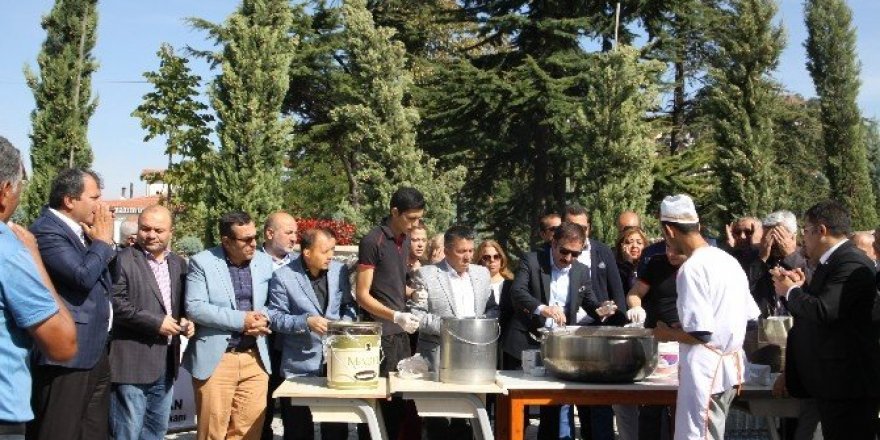 Ankaralılar Hacı Bayram’da aşure dağıttı