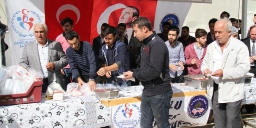 Fatih Camii’nde cemaate aşure ikram edildi