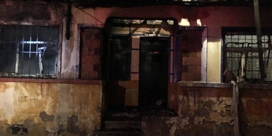Boş gecekondu yangında kül oldu