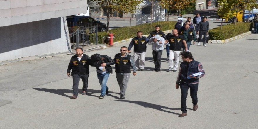 Plakayı gizlemeleri de işe yaramadı