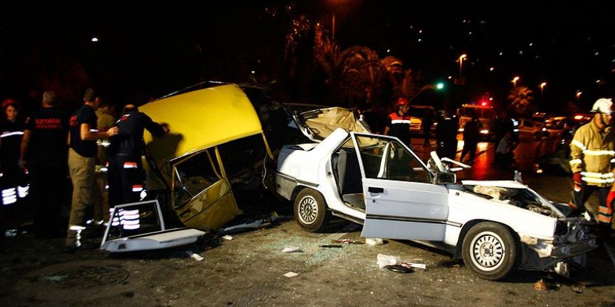 İzmir'de trafik kazası: 1 ölü, 5 yaralı