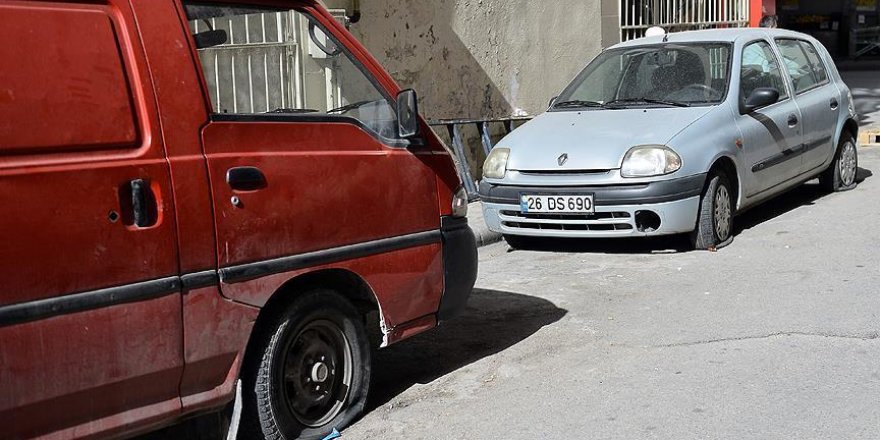 Park halindeki araçların lastikleri kesildi