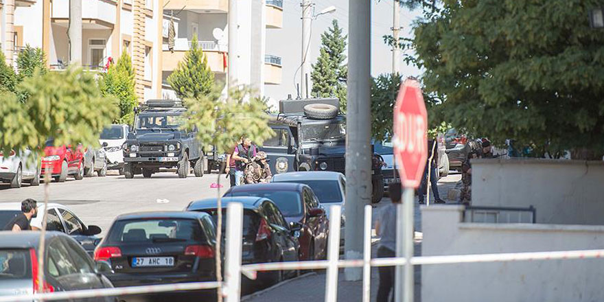 Yakalanacağını anlayan teröristler kendilerini patlattı! 3 Şehit