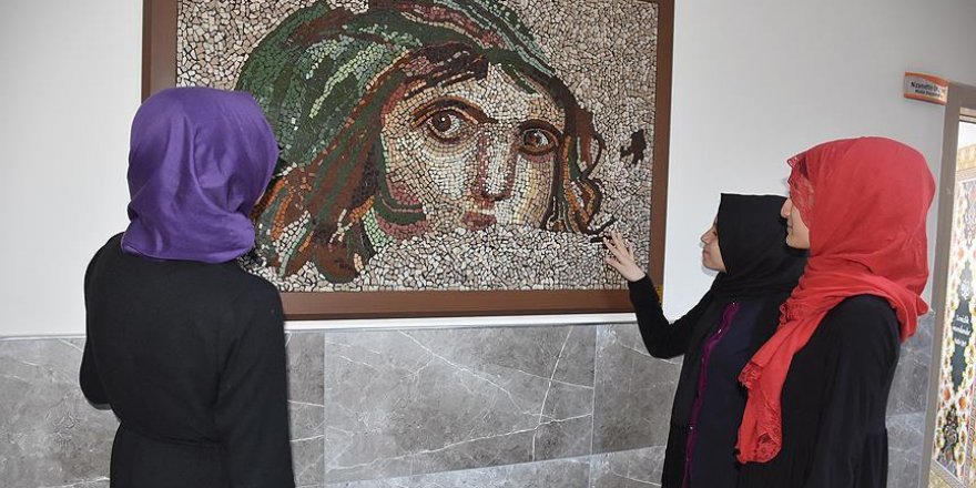 Atık seramiklerden sanat eseri yapıyorlar