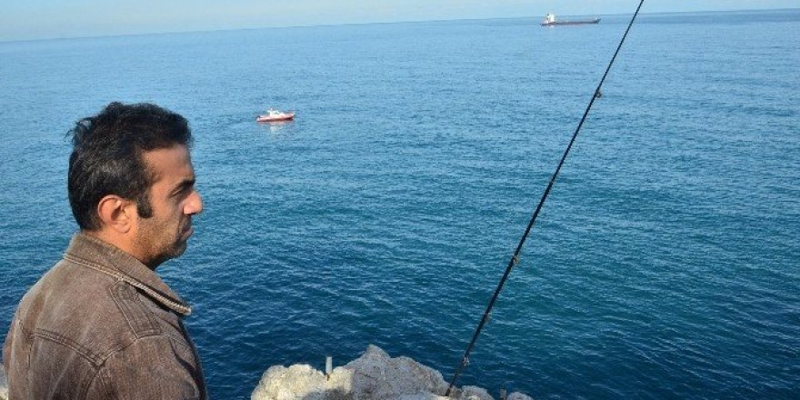 Balık tutarken denize düşen amatör balıkçıyı arama çalışması sürüyor