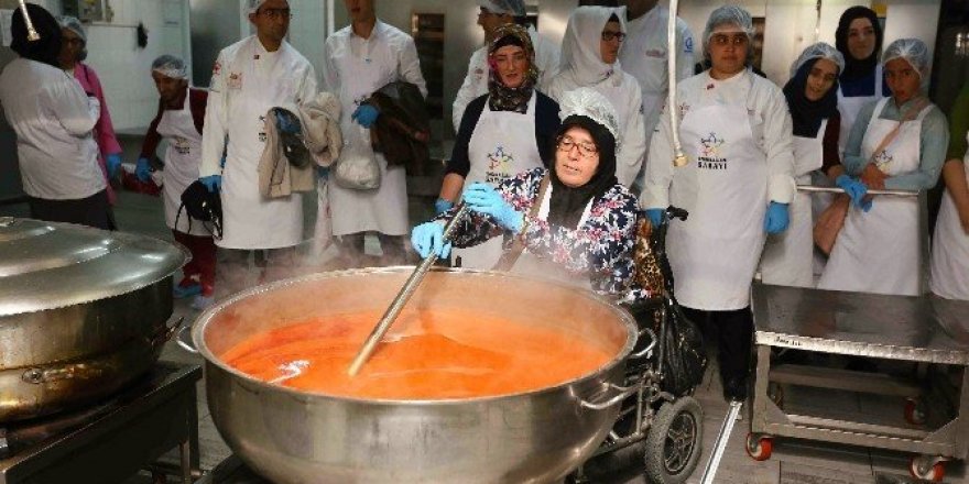 Engelli aşçılar dev kazanda yemek yaptı
