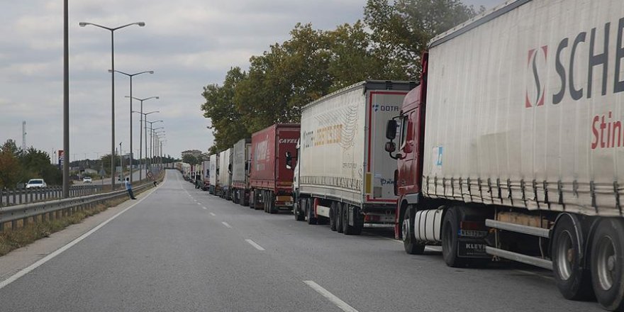 Kapıkule'de 10 kilometrelik tır kuyruğu oluştu