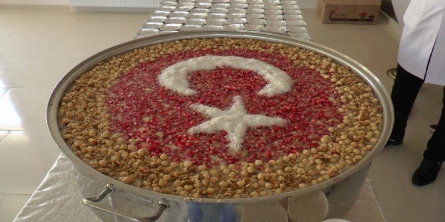 Lise öğrencilerine Türk Bayraklı aşure