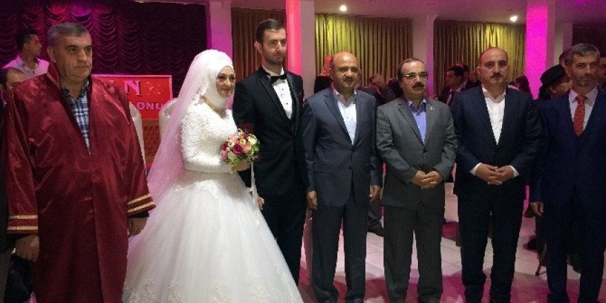 Milli Savunma Bakanı Fikri Işık, Sakarya’da nikah şahidi oldu