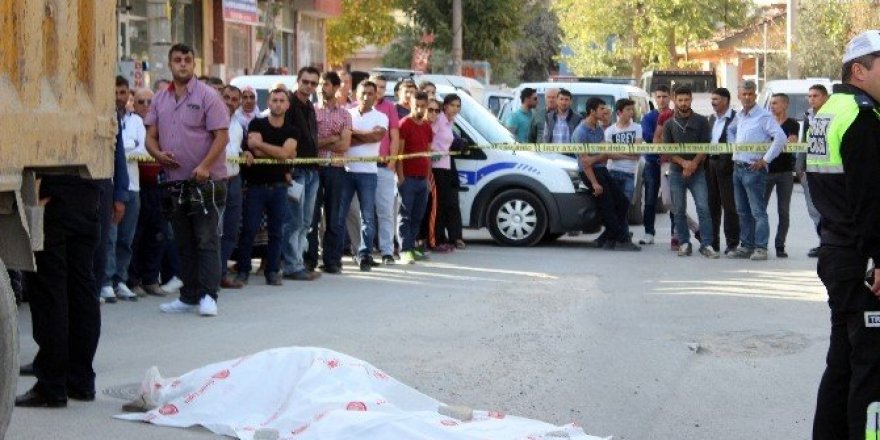 Kamyonun çarptığı yaşlı adam hayatını kaybetti