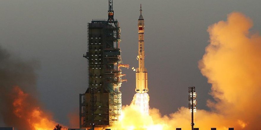 Çin, içinde 2 astronot bulunan uzay aracı fırlattı