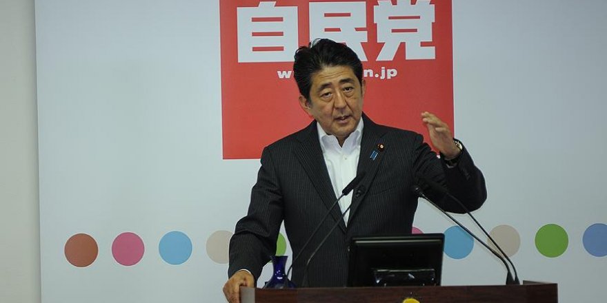 Japonya Başbakanı Abe'den tartışmalı tapınağa adak