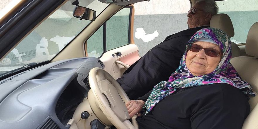 Görme engelli eşine 42 yıldır "şoförlük" yapıyor