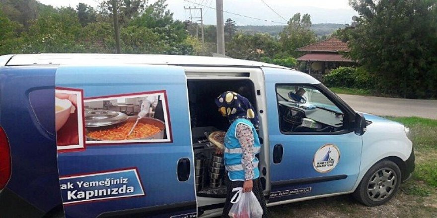 Kartepe de Sıcak Yemek Yardımlarına Devam