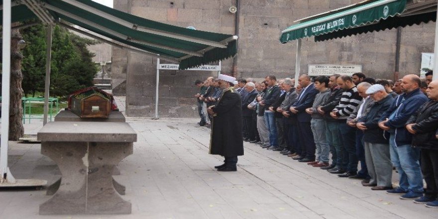 12. kattan atlayarak intihar eden 17 yaşındaki genç kız toprağa verildi