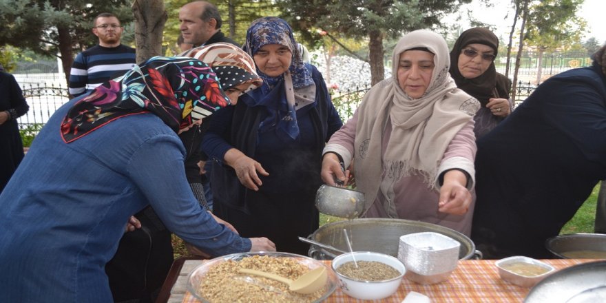 Konya Şehit Aileleri Derneği aşure dağıttı