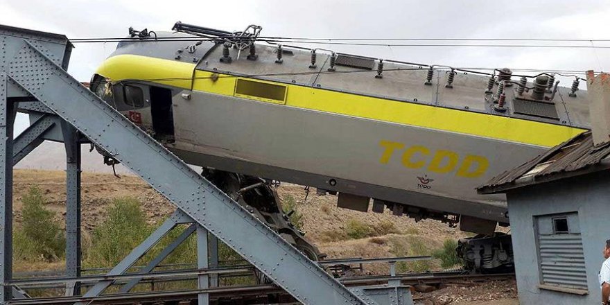 Sivas'ta yük treni ile manevra treni çarpıştı